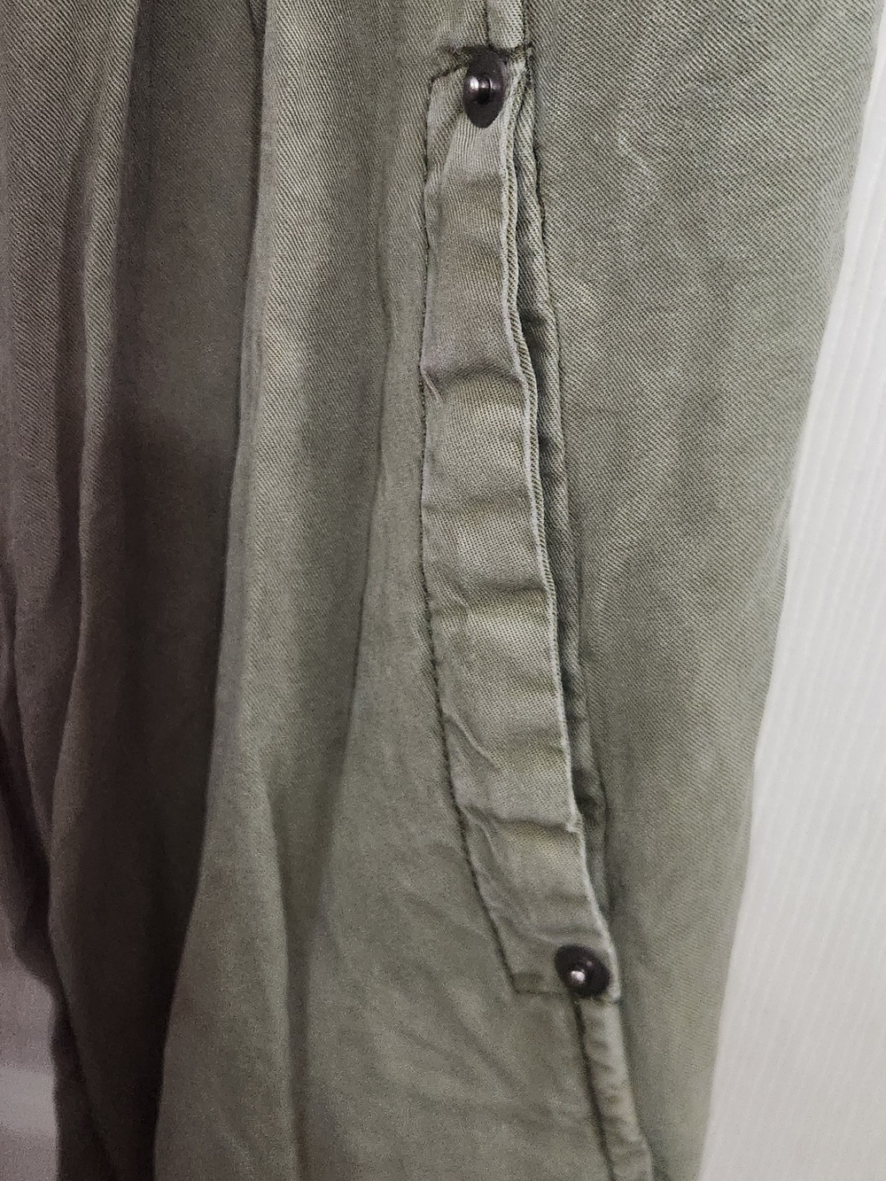 Sleeveless Open-Front Utility Vest in Olive Green - Picture 3 of 4